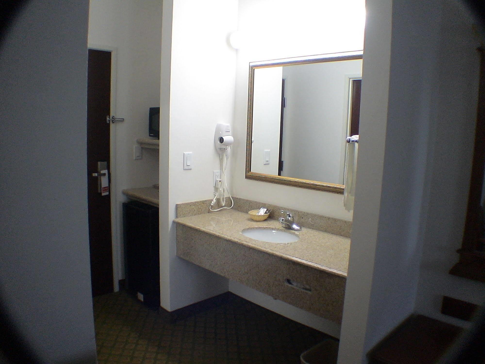 Budget Host Inn And Suites Cameron מראה חיצוני תמונה