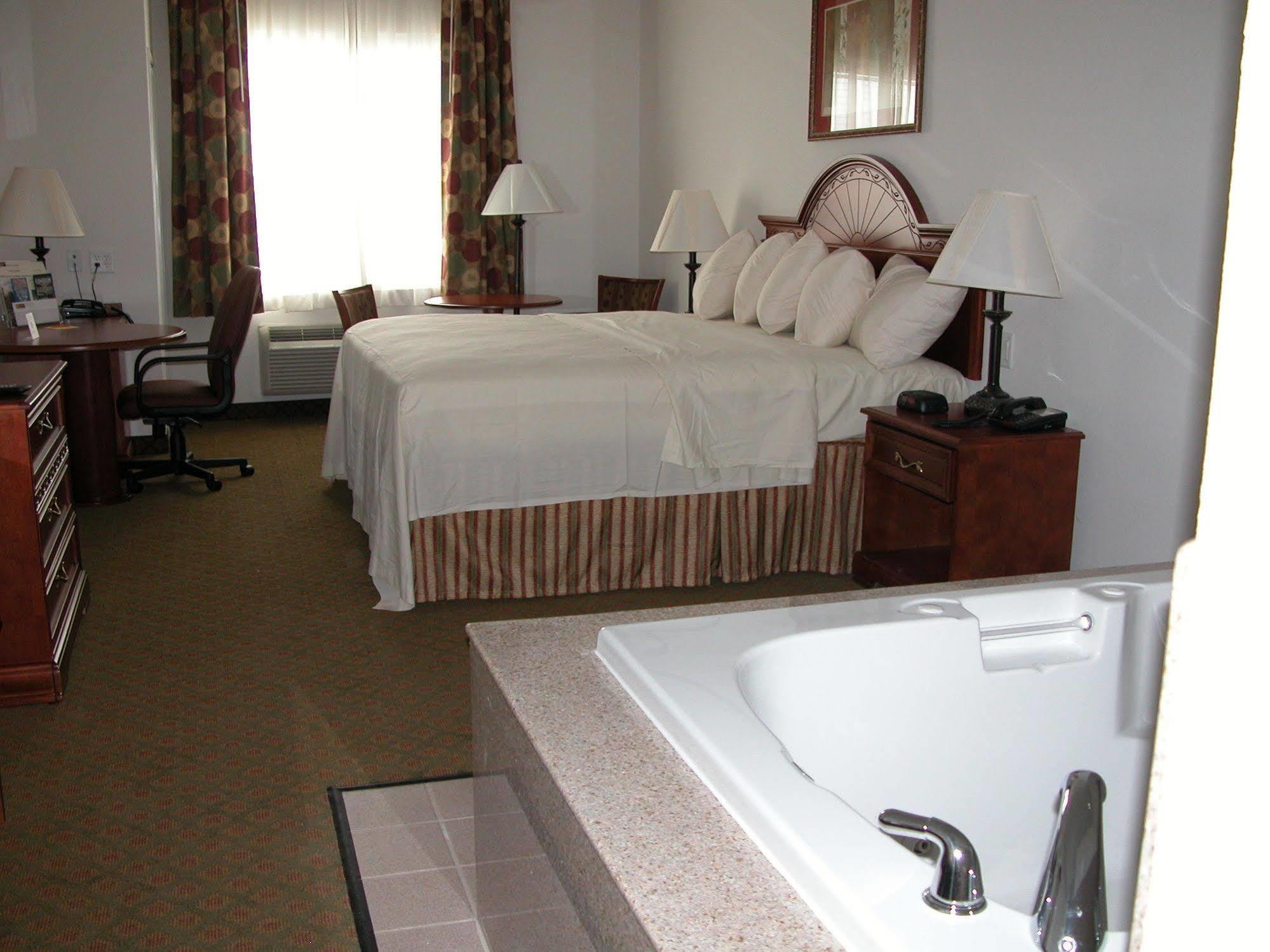 Budget Host Inn And Suites Cameron מראה חיצוני תמונה