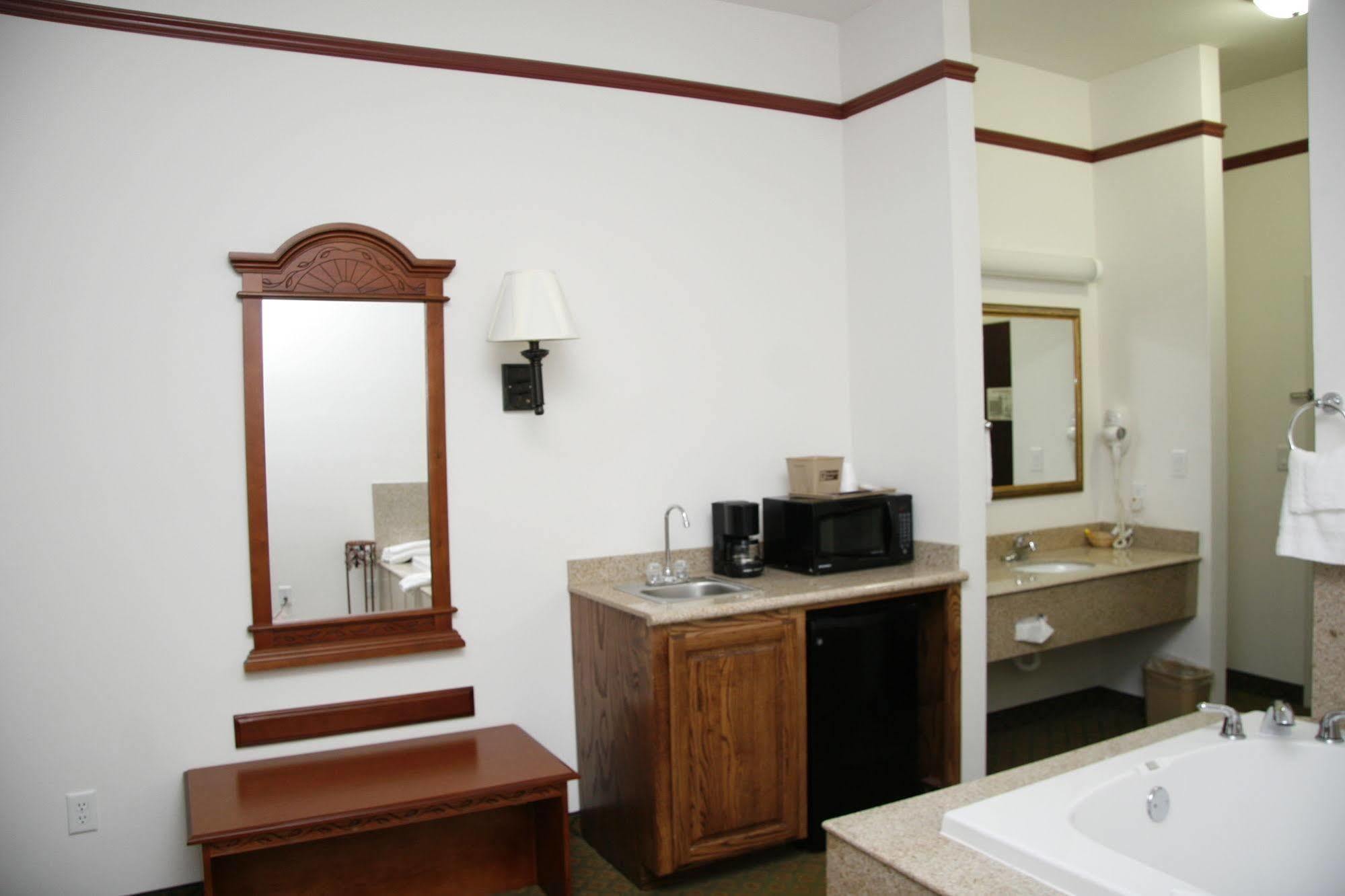 Budget Host Inn And Suites Cameron מראה חיצוני תמונה